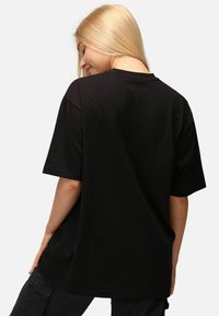 Re:Covered UNISEX THE EXORCIST FILM STILL RELAXED - Printtipaita - black