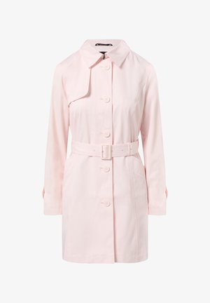 Trench coat rosa chiaro con colletto, bottoni frontali e vita con cintura. Presenta maniche lunghe e una texture di tessuto liscia e lucida.