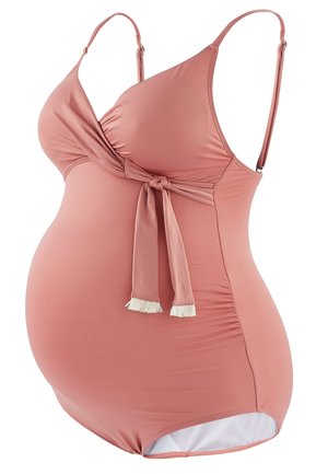 Maillot de bain de maternité en rose corail, doté d'un design à enveloppe, de bretelles réglables et d'un accent noué à la taille avec des pompons décoratifs.