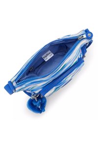 Custodia blu con zip caratterizzata da un motivo astratto colorato, con un accento in pom-pom blu morbido e un'etichetta interna che recita "Kipling Live Light."