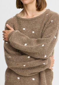 b.young BYOTIKI EMBROIDERY JUMPER - Trui - walnut mix