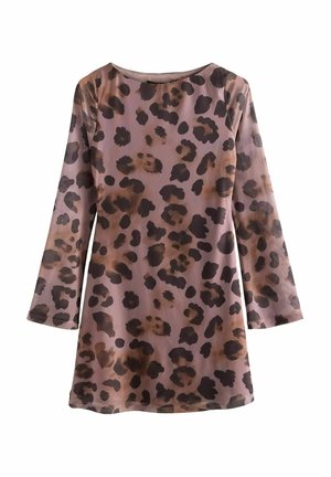 Vestido de manga larga en tela ligera, con un fondo rosa y manchas de leopardo marrón, escote redondo y largo hasta media muslo.