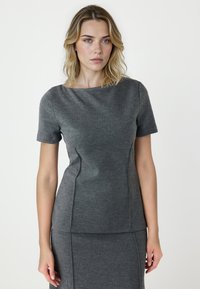 Graues Kurzarmoberteil aus Strickstoff, mit rundem Ausschnitt und einer taillierten Silhouette, die nahtlose Seitendetails aufweist.