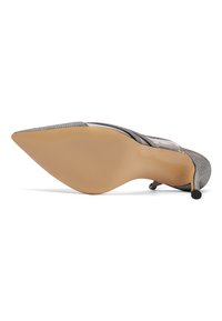 Scarpa con tacco alto a punta, realizzata in tessuto metallizzato grigio, con dettagli trasparenti e suola in gomma nude. Presenta un tacco stiletto.
