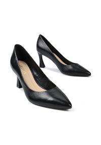 Czarne skórzane szpilki z wydłużonym czubkiem, teksturowanym wykończeniem oraz umiarkowanym obcasem w kształcie słupka. Wnętrze w neutralnym kolorze.