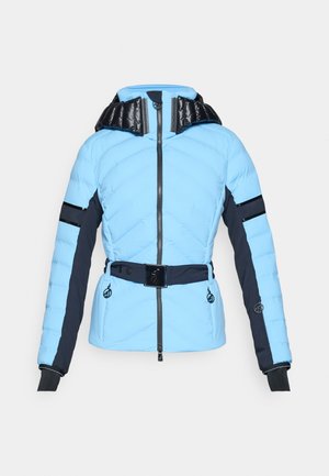 Lichtblauwe en zwarte gewatteerde winterjas met een voorkant rits, kap, zwarte riem, ritszakken en lange mouwen met zwarte accenten.