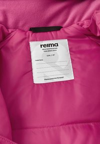 Różowa, wodoodporna kurtka od wewnątrz z metką pielęgnacyjną. Metka zawiera nazwę marki "reima", rozmiar "104/4T" oraz wiadomość: "Proszę przekaż mnie dalej."