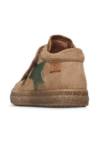 Scarpe per bambini in suede color tan con una stella verde come accento, suola in gomma texturizzata e dettagli in pelle marrone. Presentano una chiusura a zip per una facile vestibilità.
