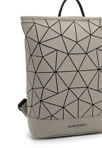 Béžová taška s geometrickým vzorem z umělého materiálu s černými doplňky, vybavená horním uchem a nastavitelným popruhem.