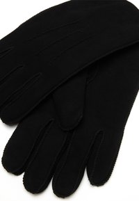 Guanti in pelle nera con una texture liscia, caratterizzati da cuciture decorative e quattro aperture per le dita, progettati per offrire calore e stile.