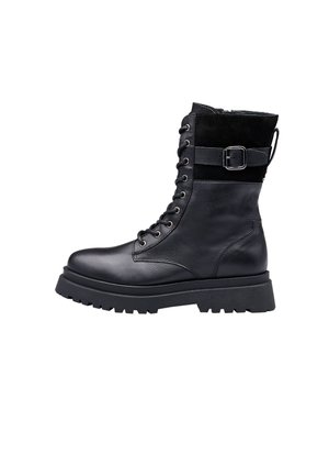 Schwarzer Leder-Stiefel bis zum Knöchel mit klobiger Gummisohle, gepolstertem Kragen und Schnürung vorne. Verfügt über eine seitliche Schnalle als zusätzliches Detail.