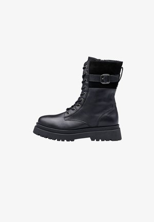 Schwarzer Leder-Stiefel bis zum Knöchel mit klobiger Gummisohle, gepolstertem Kragen und Schnürung vorne. Verfügt über eine seitliche Schnalle als zusätzliches Detail.