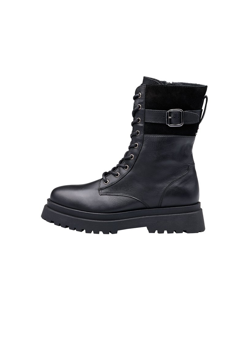 Czarny skórzany botek do kostki z masywną gumową podeszwą, wyściełanym kołnierzem i zasuwany z przodu na sznurówki. Z boku ozdobiony klamrą dla dodatkowego efektu.