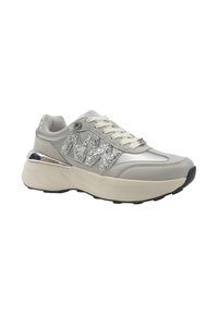 Sneakers grigio chiaro con tomaia in pelle testurizzata, accenti metallici, design del logo glitterato e una suola bianca chunky con profilo nero.