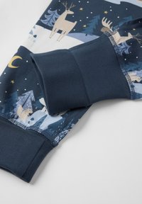 Donkerblauwe kinderpyjama stof met feestelijke winterpatronen van herten en bomen, met zachte manchetten en een contrasterende tailleband.