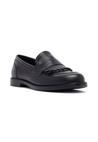 Mocassins en cuir noir avec un accent à franges, bout rond et talon bas. La texture lisse et les détails de couture minimaux mettent en valeur le design.