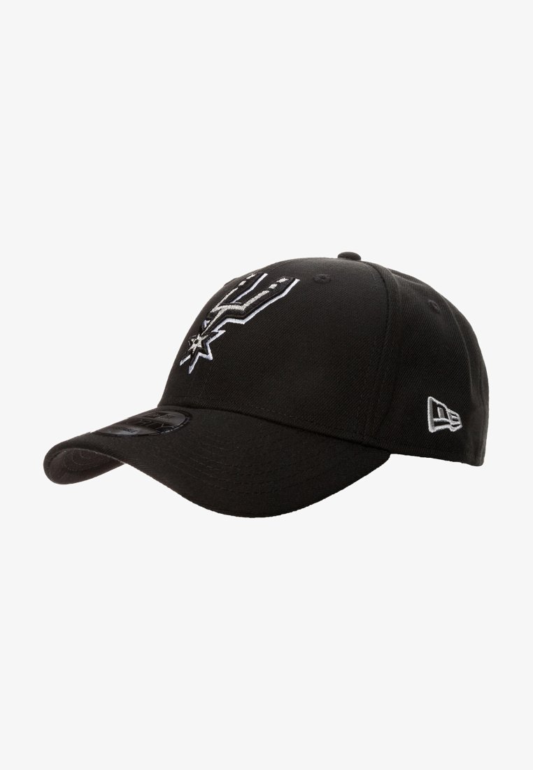 Gorra de béisbol negra hecha de tela, con un logo blanco bordado en la parte delantera y una pequeña etiqueta blanca en el lateral. Diseño de visera curvada.