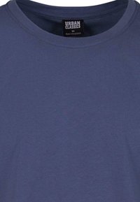 Sötétkék pamut póló, kerek nyakkivágással és varrott részletekkel. A címke szerint "URBAN CLASSICS", M-es méret, Bangladesben készült.
