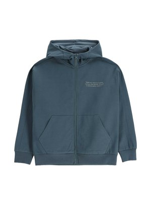 Niebieska bluza na zamek z przednimi kieszeniami i kapturem, z nadrukowanym cytatem o zrównoważonym rozwoju na lewej piersi.