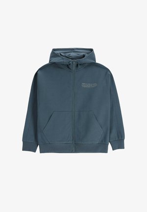 Niebieska bluza na zamek z przednimi kieszeniami i kapturem, z nadrukowanym cytatem o zrównoważonym rozwoju na lewej piersi.