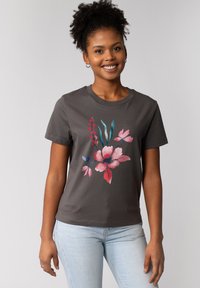 Grijze katoenen t-shirt met een bloemenontwerp met roze, rode en blauwe accenten. Rechte snit en korte mouwen.