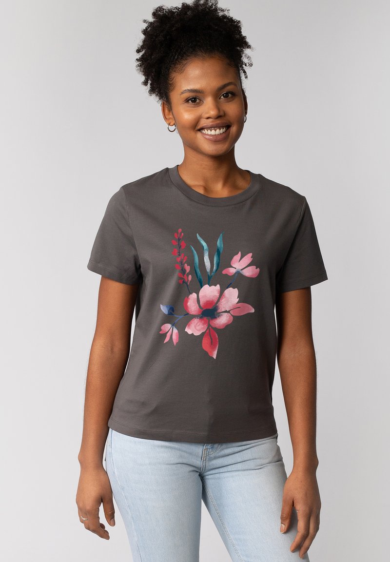 Grijze katoenen t-shirt met een bloemenontwerp met roze, rode en blauwe accenten. Rechte snit en korte mouwen.