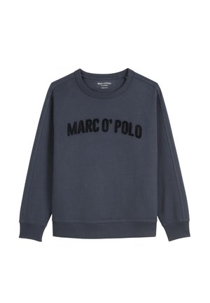 Ciemnoniebieski sweter z bawełnianej mieszanki, z okrągłym dekoltem, długimi rękawami oraz logo "MARC O'POLO" w teksturowanej czarnej czcionce.