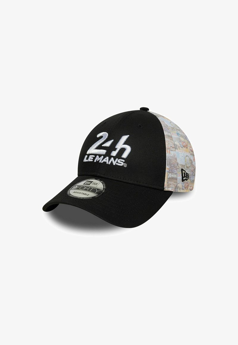 Schwarze Kappe mit gesticktem 2h Le Mans-Logo in Weiß. Verfügt über einen gemusterten Stoff an den Seitenpanelen. Verstellbare Passform, gebogener Schirm.