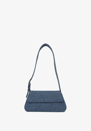 Borsa in denim di forma triangolare, colore blu scuro, con pattina frontale piatta e tracolla regolabile realizzata con lo stesso materiale.