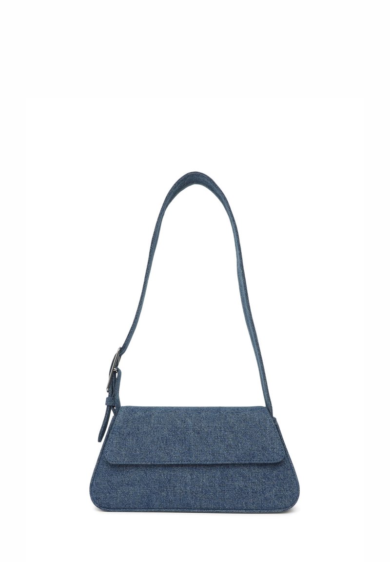 Borsa in denim di forma triangolare, colore blu scuro, con pattina frontale piatta e tracolla regolabile realizzata con lo stesso materiale.