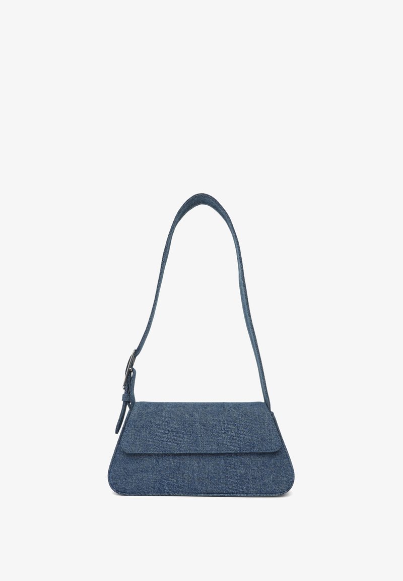 Borsa in denim di forma triangolare, colore blu scuro, con pattina frontale piatta e tracolla regolabile realizzata con lo stesso materiale.