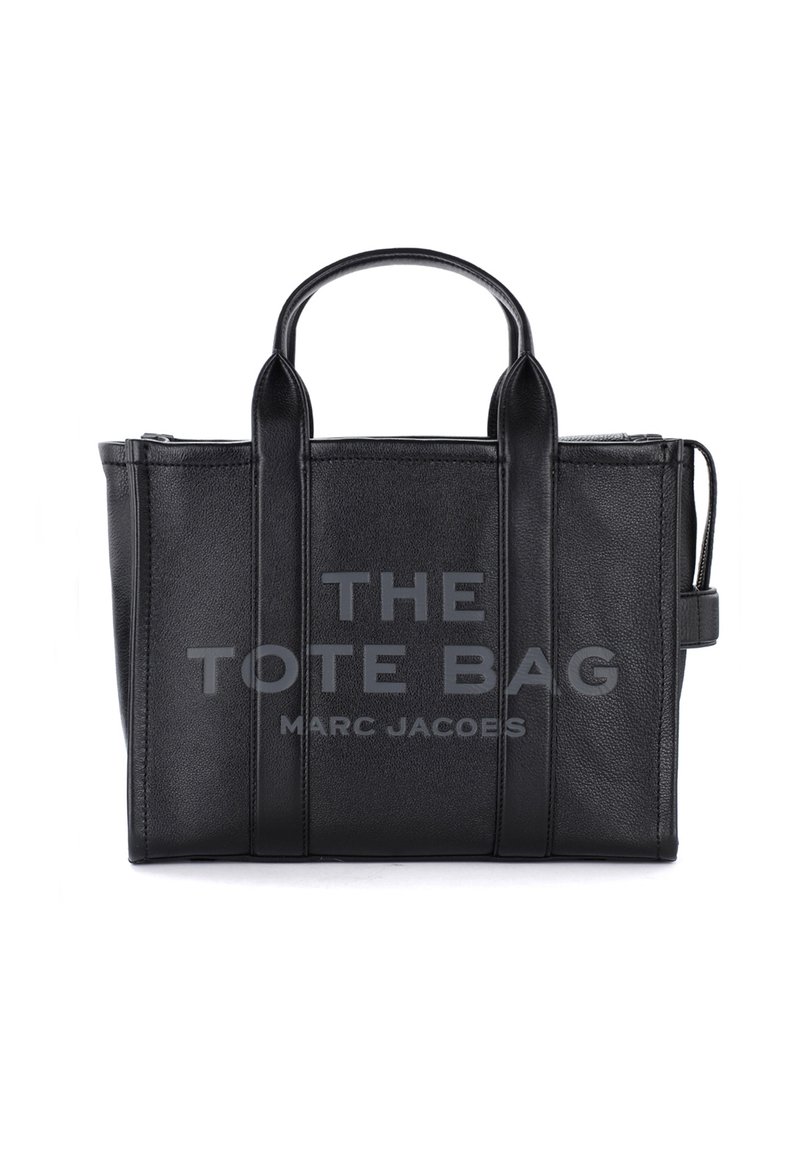 Bolsa tote preta em pele com duas alças superiores, formato retangular estruturado, texto da marca em relevo e fecho de zíper na parte superior.