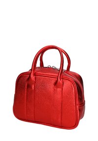 Borsa a mano metallica rossa con finitura testurizzata, doppi manici e scomparto principale con zip. Forma rettangolare compatta con dettagli di cucitura.