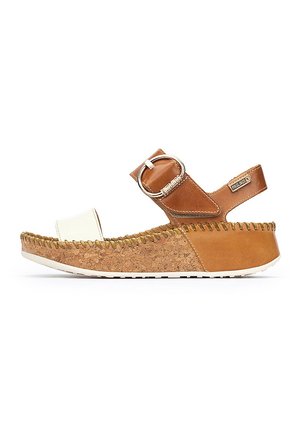 Sandal de tirante marrón y blanco con suela de corcho, detalle de hebilla de metal y acentos de costura. Tacón plano, diseño de punta abierta para ventilación.