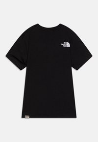 Camiseta de algodón negra de manga corta. Presenta un logotipo blanco en la parte superior de la espalda y una pequeña etiqueta con el logotipo en el dobladillo. Corte clásico.