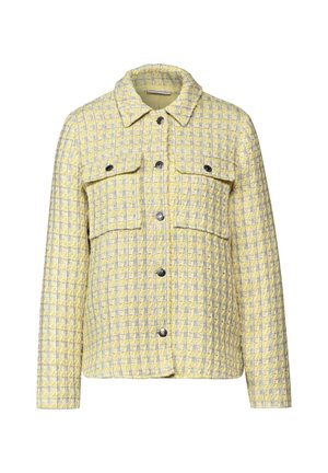 Veste matelassée jaune et grise avec un motif à carreaux. Comprend un col, deux poches avant et des fermetures à bouton. Le tissu a une surface texturée.