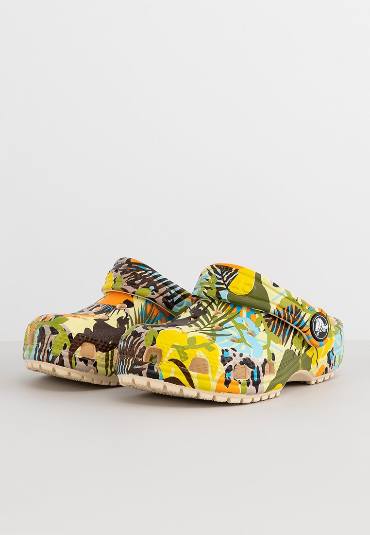 Zuecos multicolor con un patrón floral tropical, fabricados en un material ligero, con orificios de ventilación y una suela gruesa.