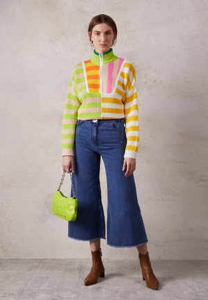 CROPPED WIDE LEG TROUSER - Flared jeans - stone wash