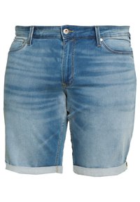 Pantalones cortos de mezclilla en azul claro con un acabado descolorido. Presentan un diseño clásico, dobladillos enrollados y detalles de costura en contraste.