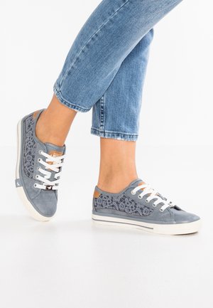 Mustang Trainers - sky