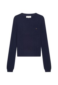 Marineblauer Zopfmuster-Pullover mit langen Ärmeln, Rundhalsausschnitt, gerippten Bündchen und Saum sowie einem kleinen goldenen Herzemblem auf der Brust.