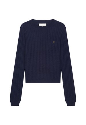 Marineblauer Zopfmuster-Pullover mit langen Ärmeln, Rundhalsausschnitt, gerippten Bündchen und Saum sowie einem kleinen goldenen Herzemblem auf der Brust.