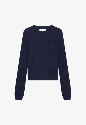 Navyblauwe cable knit trui met lange mouwen, ronde hals, geribde manchetten en zoom, en een klein gouden hartembleem op de borst.