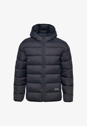 Gewatteerde jas met capuchon in donker marineblauw, voorzien van een ritssluiting aan de voorkant, horizontale stiksels voor isolatie en een klein logodetail aan de onderzijde.