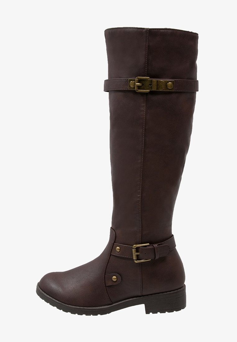 Bottes montantes en similicuir marron avec un bout rond, des sangles décoratives et des boucles métalliques. Surface texturée avec un talon bas et robuste.