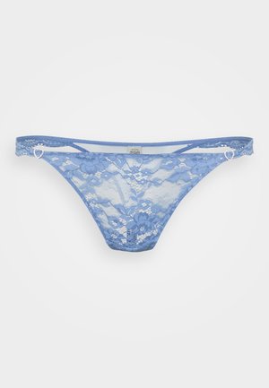 Lichtblauwe kanten thong met bloemenpatronen, voorzien van dunne bandjes en hartvormige accenten aan de zijkanten. Semi-transparant ontwerp.