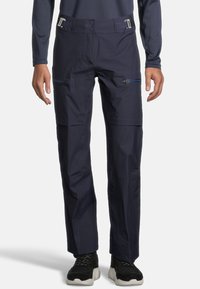 Marineblauwe broek met een gestructureerde afwerking, voorzien van ritszakken en een riemlusdetail, ontworpen voor buitenactiviteiten.