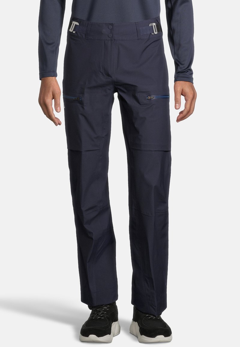 Marineblauwe broek met een gestructureerde afwerking, voorzien van ritszakken en een riemlusdetail, ontworpen voor buitenactiviteiten.