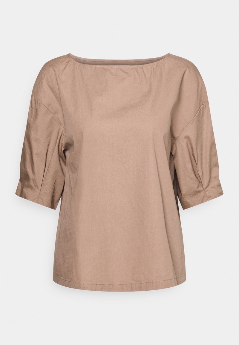 Blouse beige pour femme, coupe ample, manches au coude et col large et arrondi, présentée sur fond blanc.