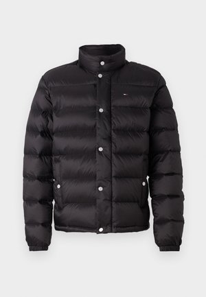 Črn puhovka z visokim ovratnikom, vodoravno prešitimi vzorci, srebrnimi pritisnimi gumbi in majhnim logotipom na prsih.